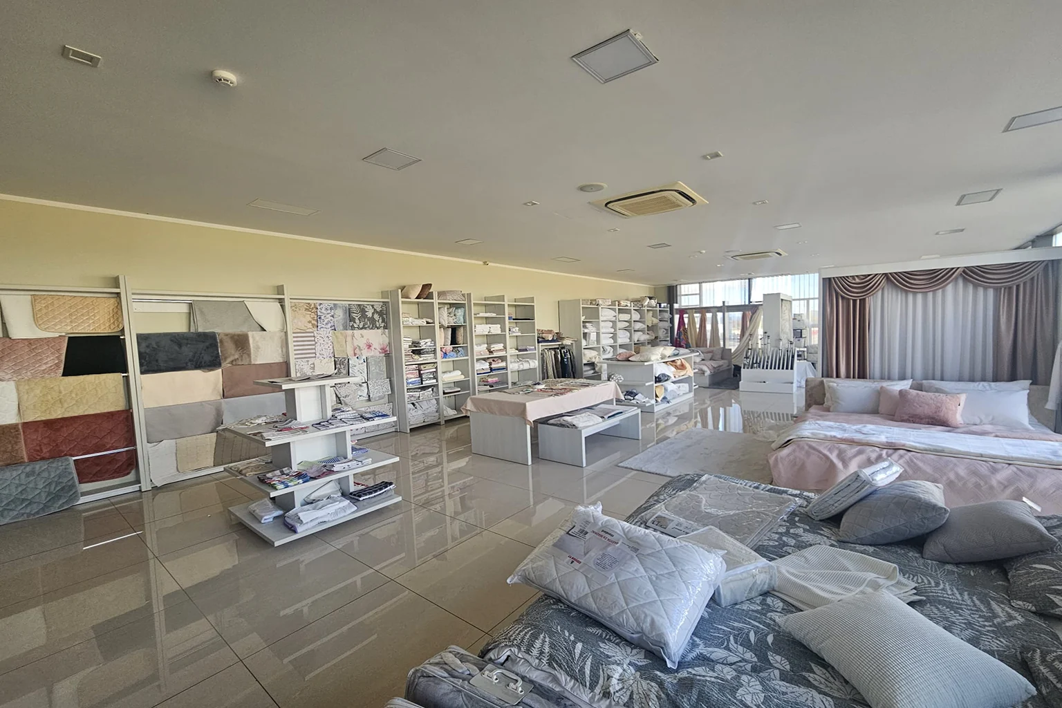 Showroom Odiseja 97 — uzorci posteljina, jastuci i jorgani na izložbi